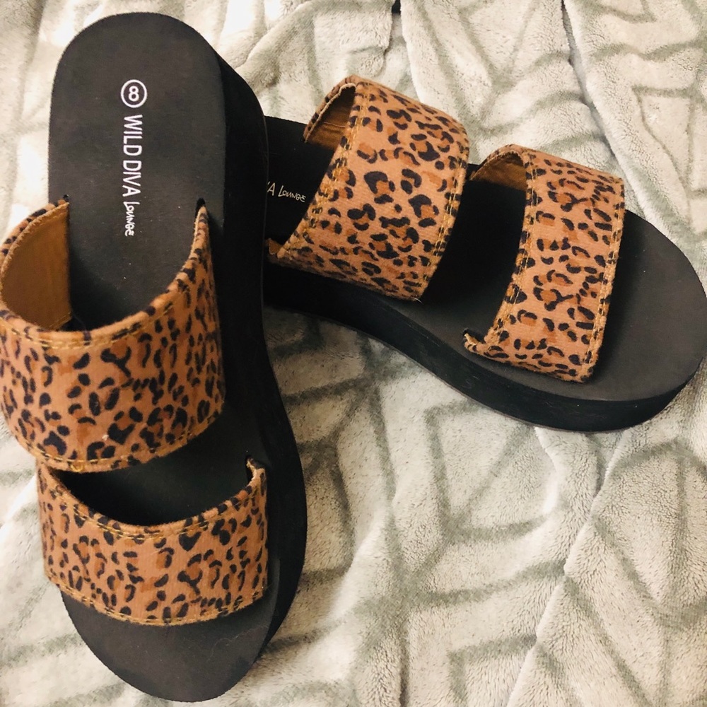 NWOT  - Forever 21 Platform Sandals 🌙